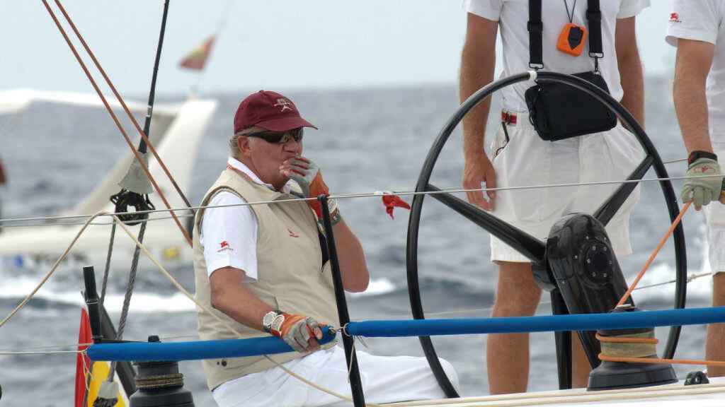 Juan Carlos I junto al timón del Bribón. Foto: El Español (Gtres)