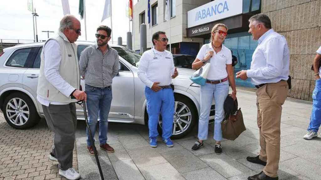 El Rey Juan Carlos y la infanta, junto a Pedro Campos, en una de sus visitas a Sanxenxo Foto: El Español (GTRES)