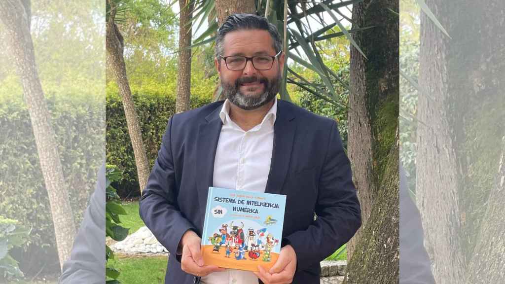 Ramón García posa con su libro, Sistema de Inteligencia Ortográfica.