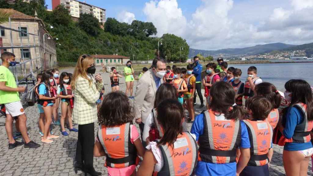 El alcalde durante una visita al campamento de verano de la ETEA en 2021.