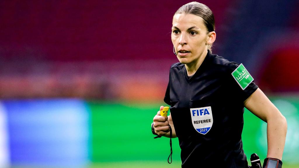Stephanie Frappart, durante un partido de clasificación para el Mundial 2022.