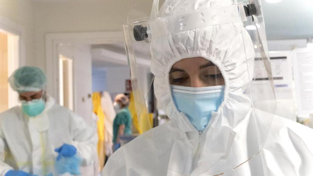 Una enfermera con la protección contra la COVID.