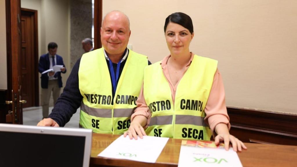 La candidata de Vox a la Junta, Macarena Olona, con Manuel Martín, presidente de Vox en Granada y dueño de la casa donde se empadronó Olona en Salobreña, en una imagen de archivo.