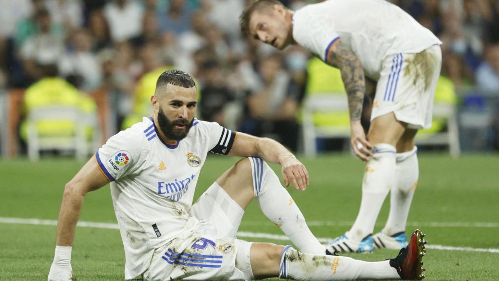 Karim Benzema, tendido en el suelo con molestias