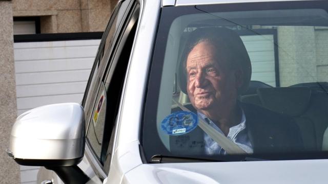 El rey emérito Juan Carlos I a su llegada a la vivienda de su amigo, Pedro Campos, este jueves.