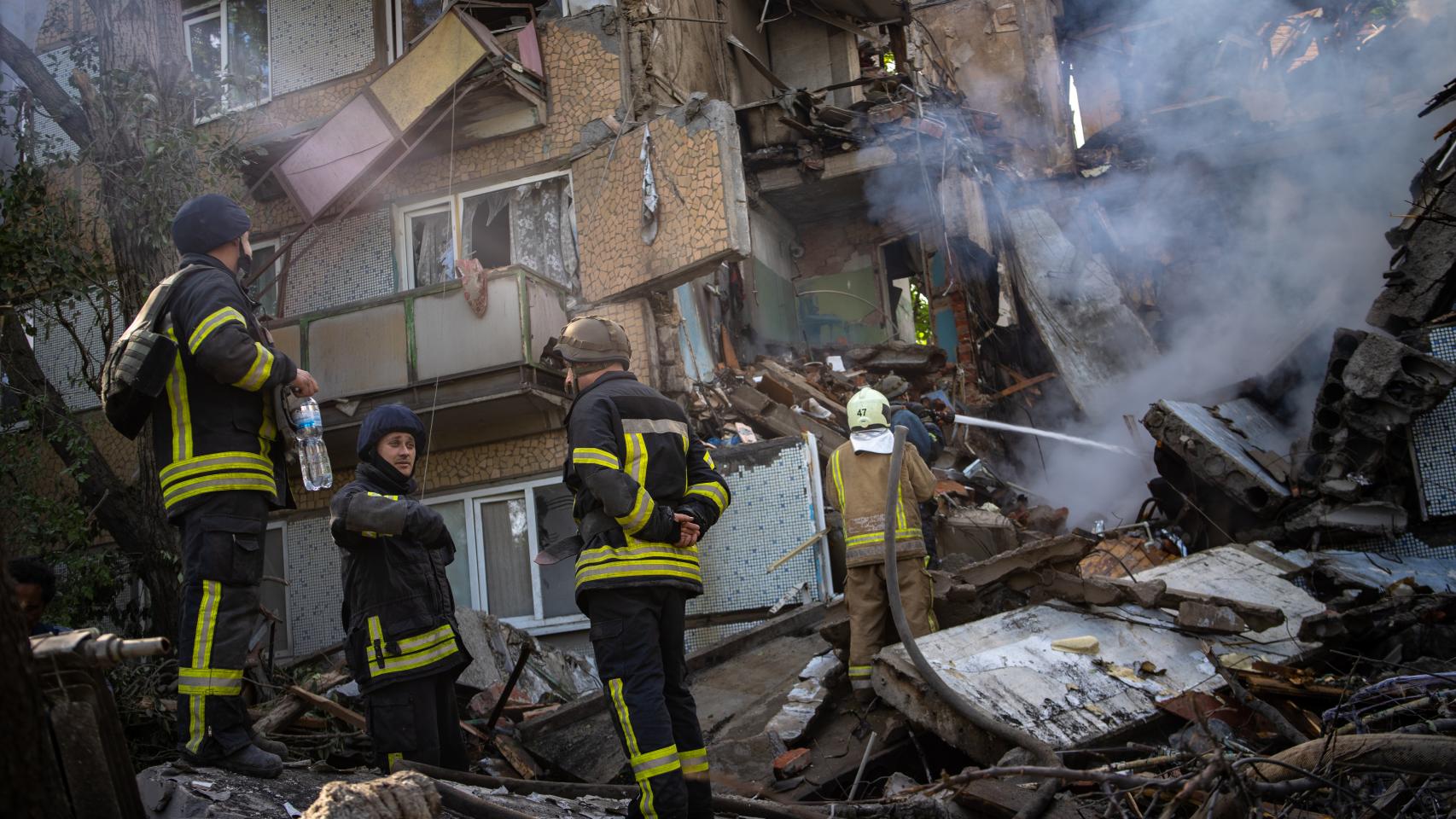 Bomberos realizan labores de extinción antes de continuar con el rescate a las afueras de Bakhmut.