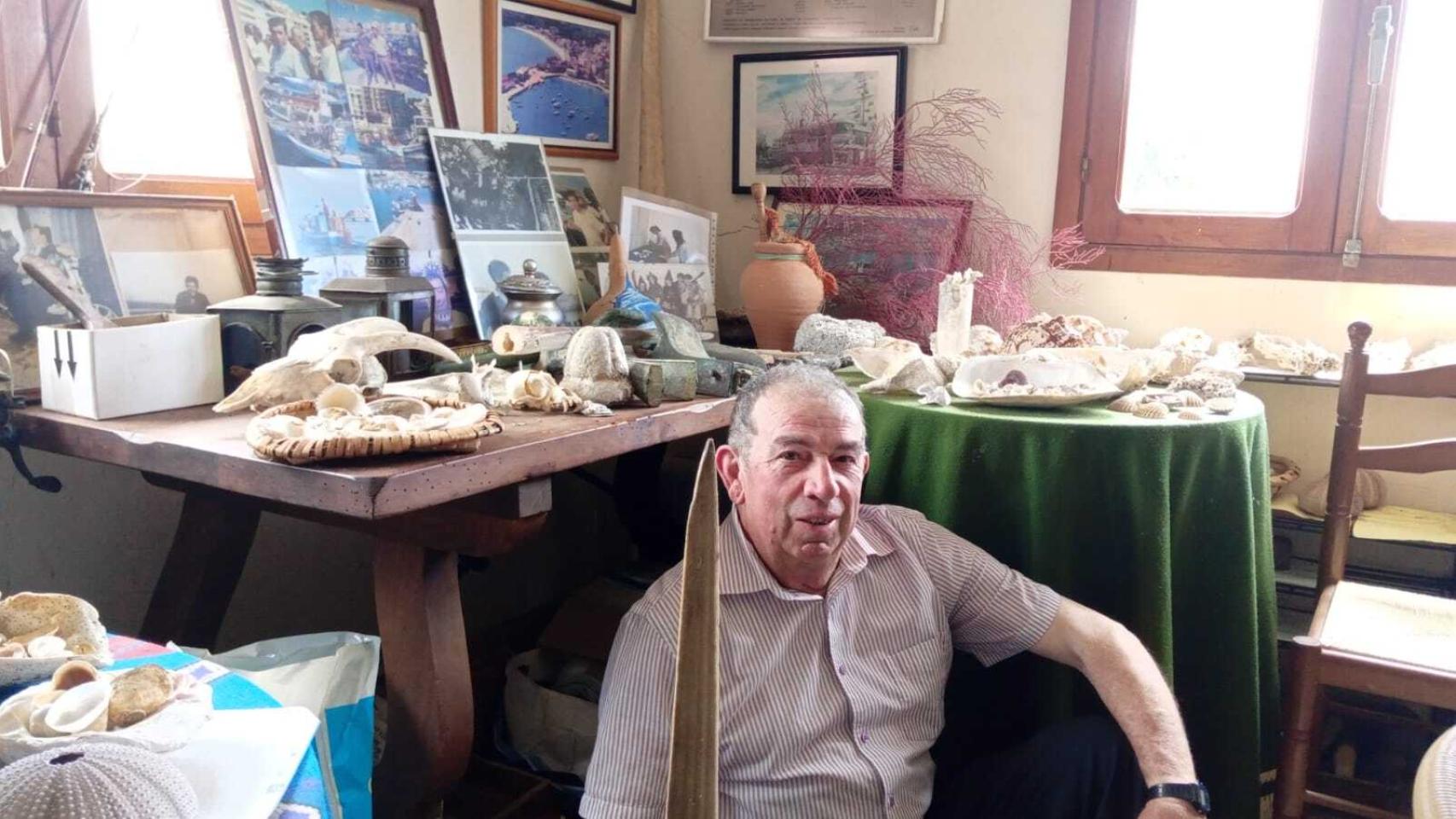 Antonio Martínez Paz, 'Parapeta', empuña su espada de pez espada en su casa de Sanxenxo, a donde ha llegado el rey Juan Carlos I.