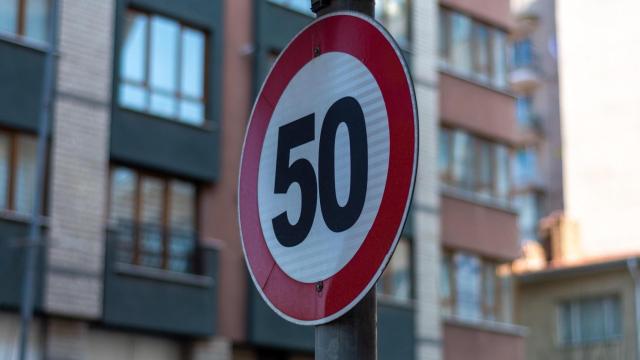 señal 50 carretera velocidad