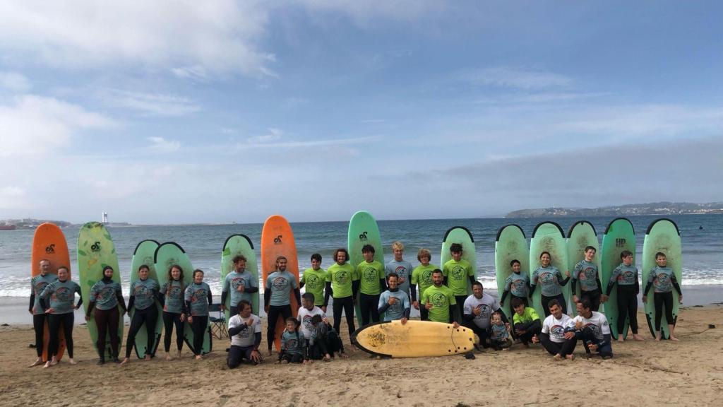 Los jóvenes participantes en la acción solidaria.