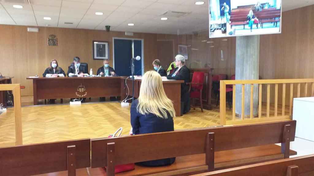 Vista de conformidad con una enfermera acusada de entrar sin permiso en el historial médico de su exmarido. La mujer aceptó 2 años de prisión y multa de 1.080 euros, y se aplica atenuante de enajenación mental por la ansiedad que le causó la pandemia.