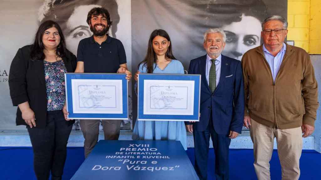 Los ganadores durante la entrega de premios en Ourense.