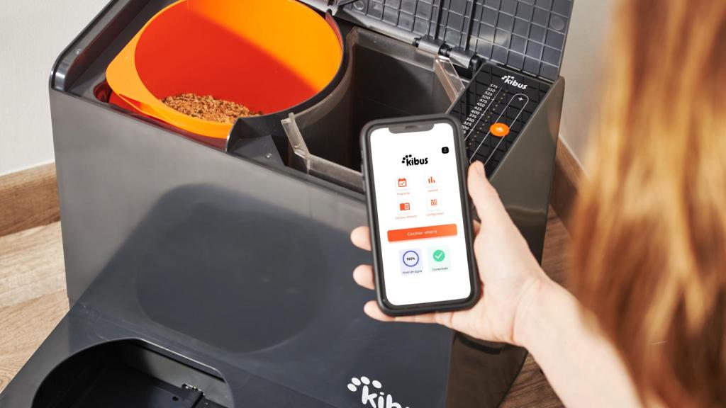 Kibus se basa en un sistema que combina dispositivo físico, aplicación móvil y alimento.