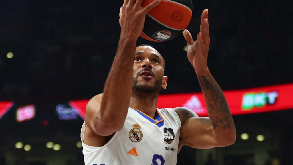 Adam Hanga encara la canasta presionado por un jugador de Anadolu Efes