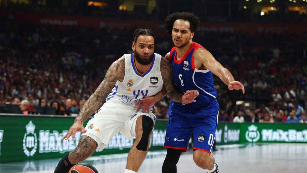 Jeff Taylor le gana una acción Shane Larkin