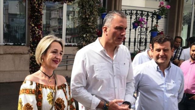 Ortega Smith flanqueado por Inés Cañizares y Ricardo Chamorro, este sábado en Ciudad Real.