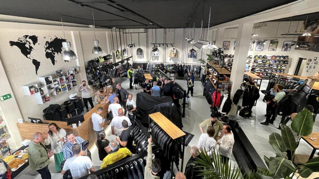 Una nueva tienda de Babiek Moto Adventure abre sus puertas en Oleiros (A Coruña)