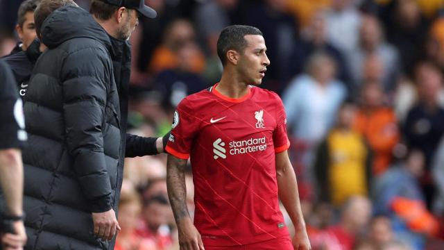Thiago Alcántara, junto a Jurgen Klopp.