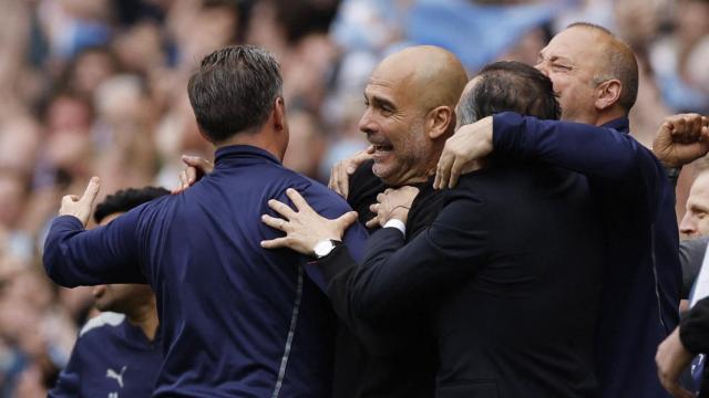 Pep Guardiola celebra el título de la Premier League.