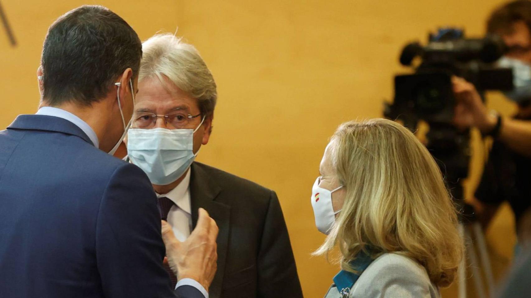 Pedro Sánchez y Nadia Calviño discuten con el comisario económico, Paolo Gentiloni.