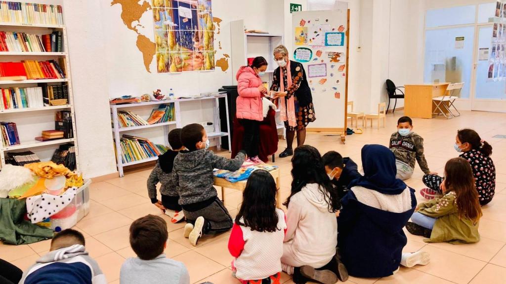 Un grupo de niños en la ludoteca para menores de Elche Acoge.