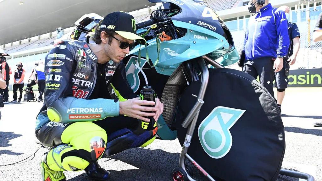 Valentino Rossi, junto a su Yamaha YZR-M1, en la parrilla de salida del Gran Premio de Portugal.
