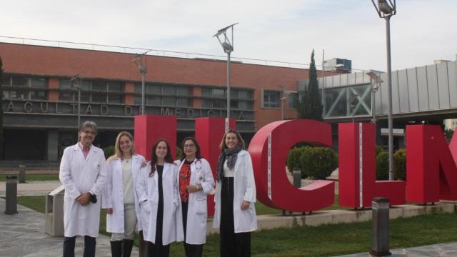 foto grupo puerta facultad medicina