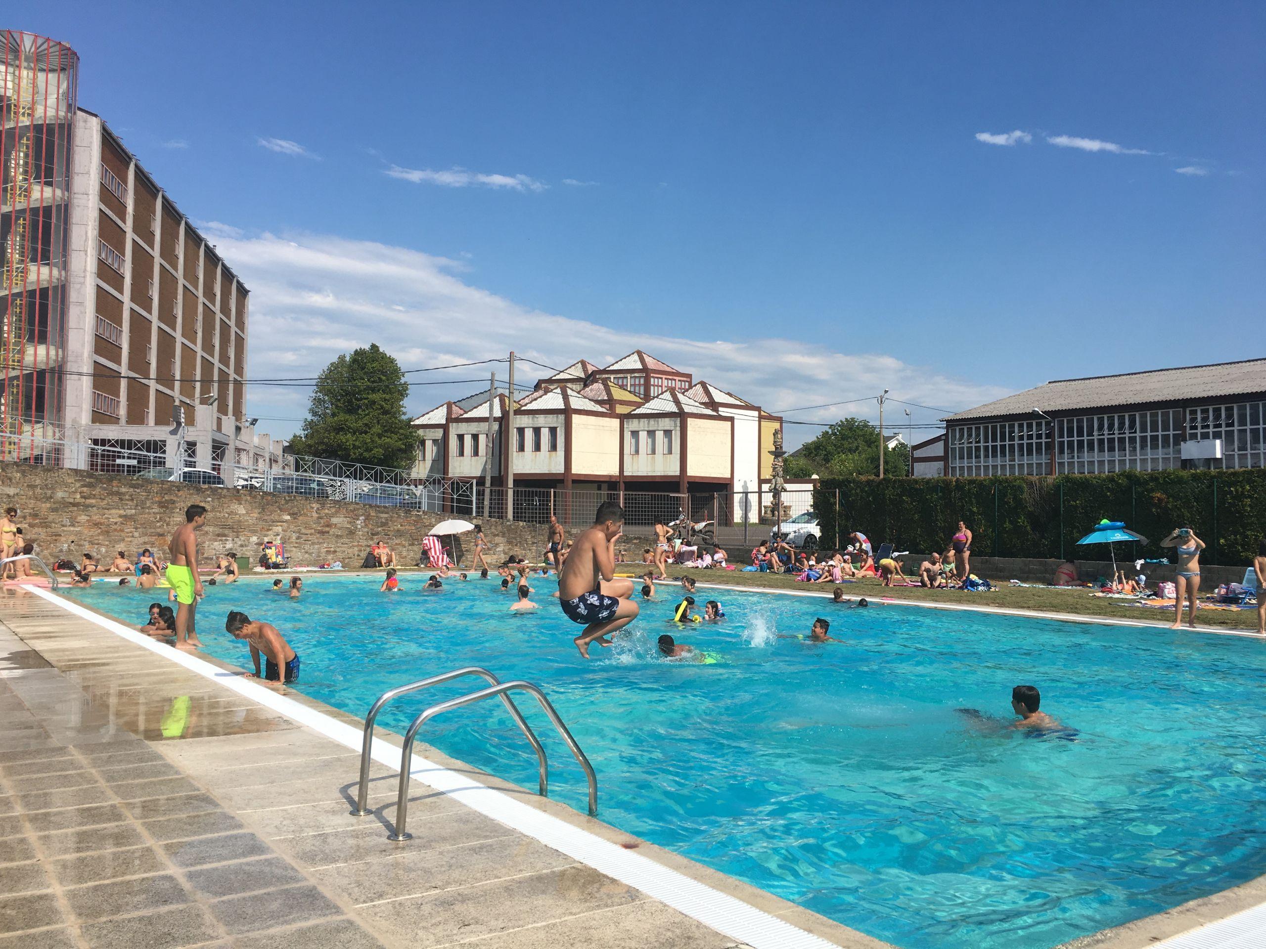 La piscina de Cerámicas do Castro, en Sada (Concello de Sada).