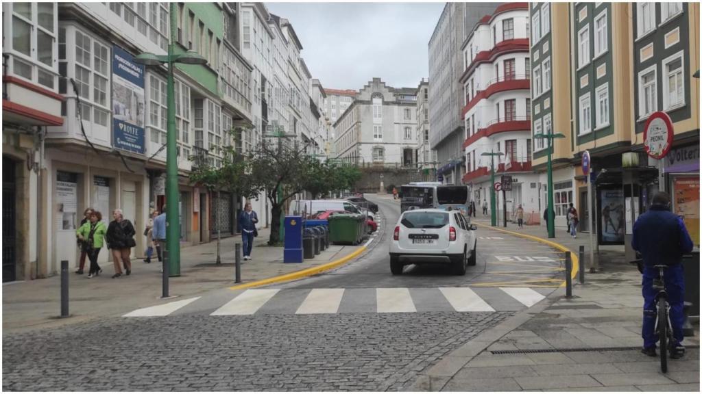 Los vehículos ya circulan por la renovada calle.
