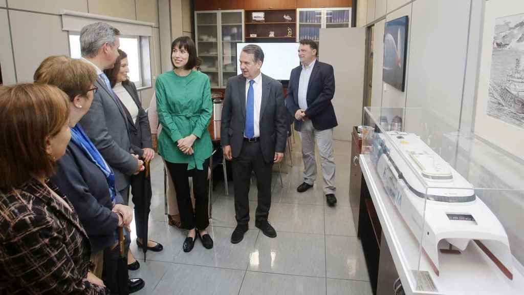 La ministra de Ciencia e Innovación, Diana Morant; junto al alcalde de Vigo, Abel Caballero; la secretaria general de Pesca, Alicia Villauriz; y el delegado del Gobierno en Galicia, José Miñones, en la visita al astillero Armón de la ciudad olívica.