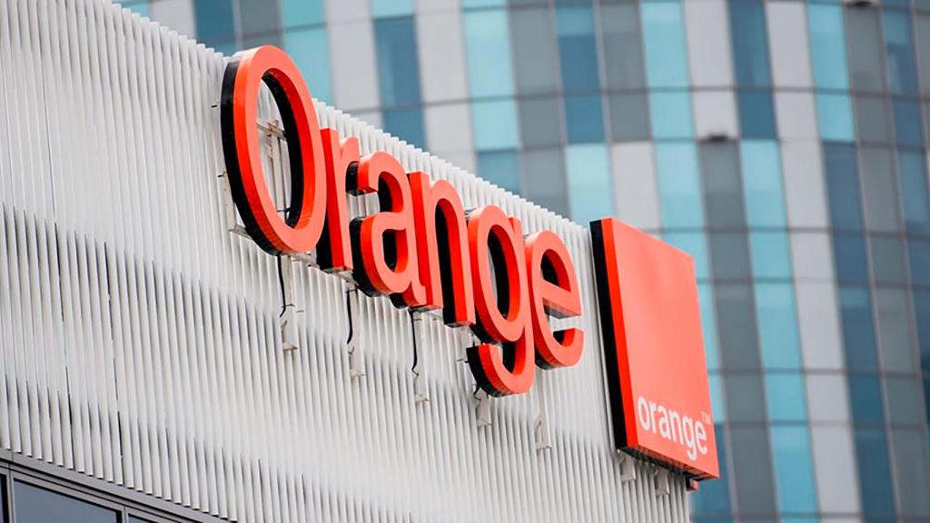Logo de Orange en un edificio de la compañía.