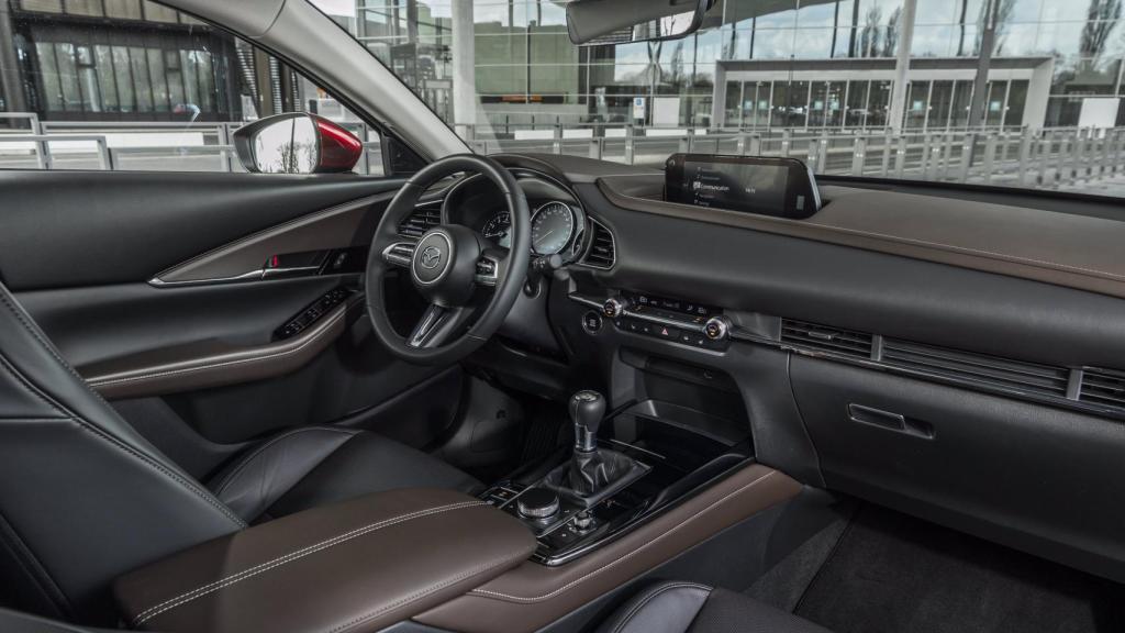 Los materiales utilizados tienen un tacto agradable, rematados con costuras de alta calidad y detalles metálicos.