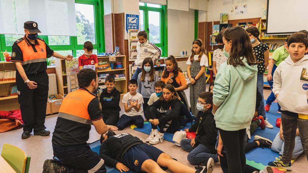 Demostración de primeros auxilios a los alumnos.