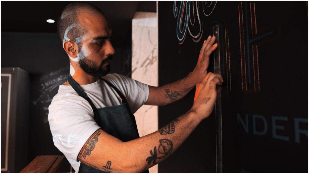 Taccone realizando un mural.