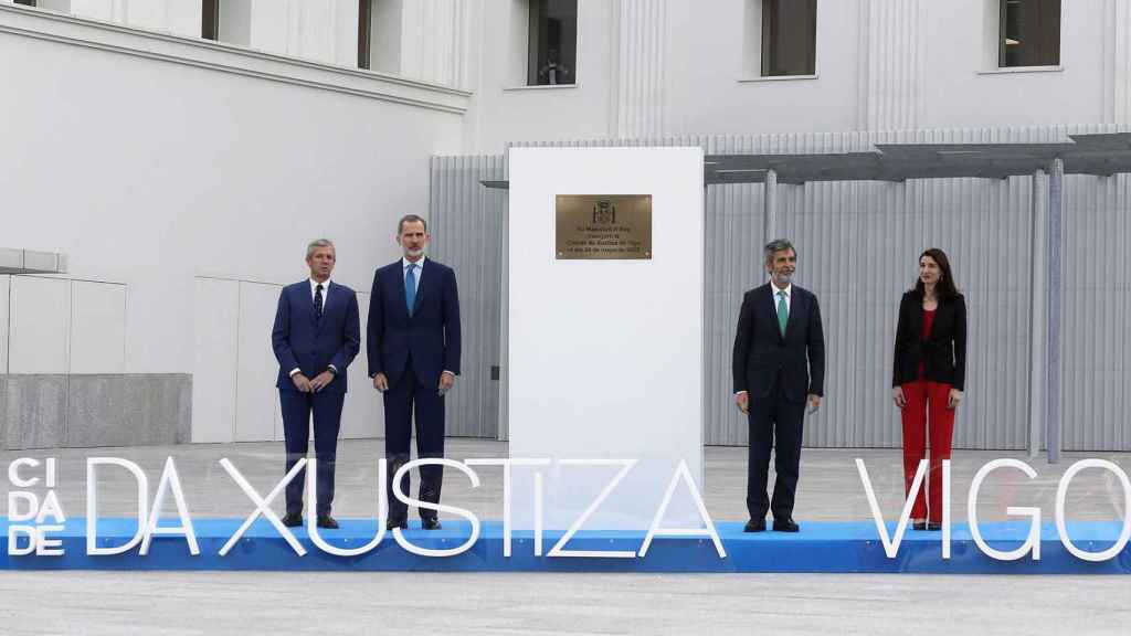 El rey Felipe VI, junto al presidente de la Xunta, Alfonso Rueda; el presidente del CGPJ, Carlos Lesmes; y la ministra de Justicia, Pilar Llop en la inauguración de la Ciudad de la Justicia de Vigo.