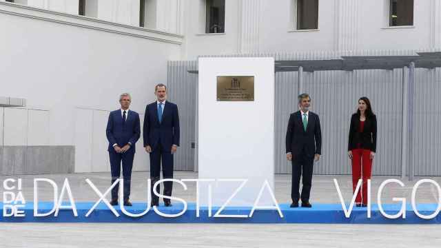 El rey Felipe VI, junto al presidente de la Xunta, Alfonso Rueda; el presidente del CGPJ, Carlos Lesmes; y la ministra de Justicia, Pilar Llop en la inauguración de la Ciudad de la Justicia de Vigo.
