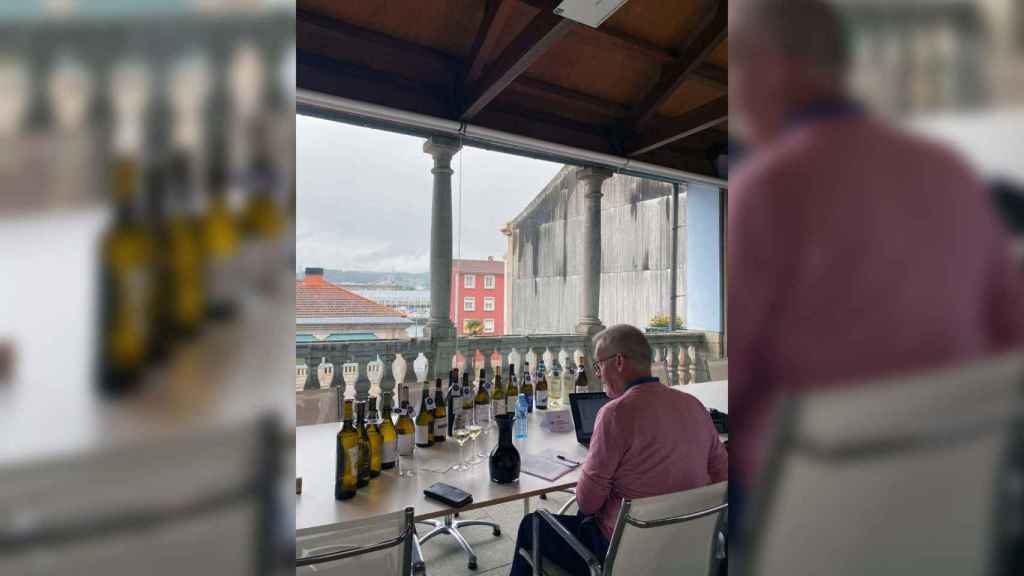 Tim Atkin en la cata de vinos en el Pazo de Mugartegui.
