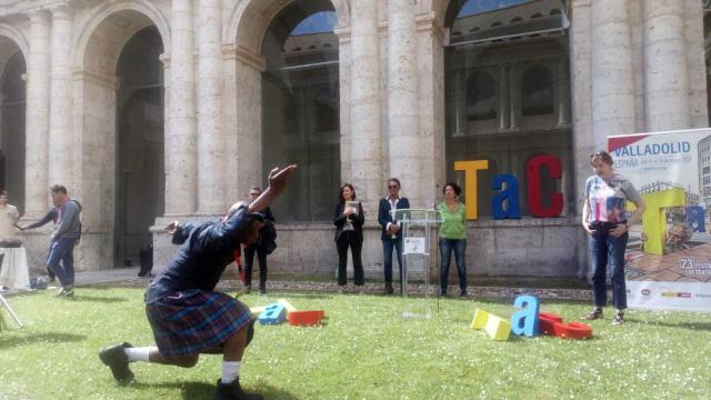 Miembros de las compañías francesas muestran su talento durante la presentación