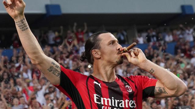 Zlatan Ibrahimovic, fumando un puro en la celebración del Milan del Scudetto 2021/2022