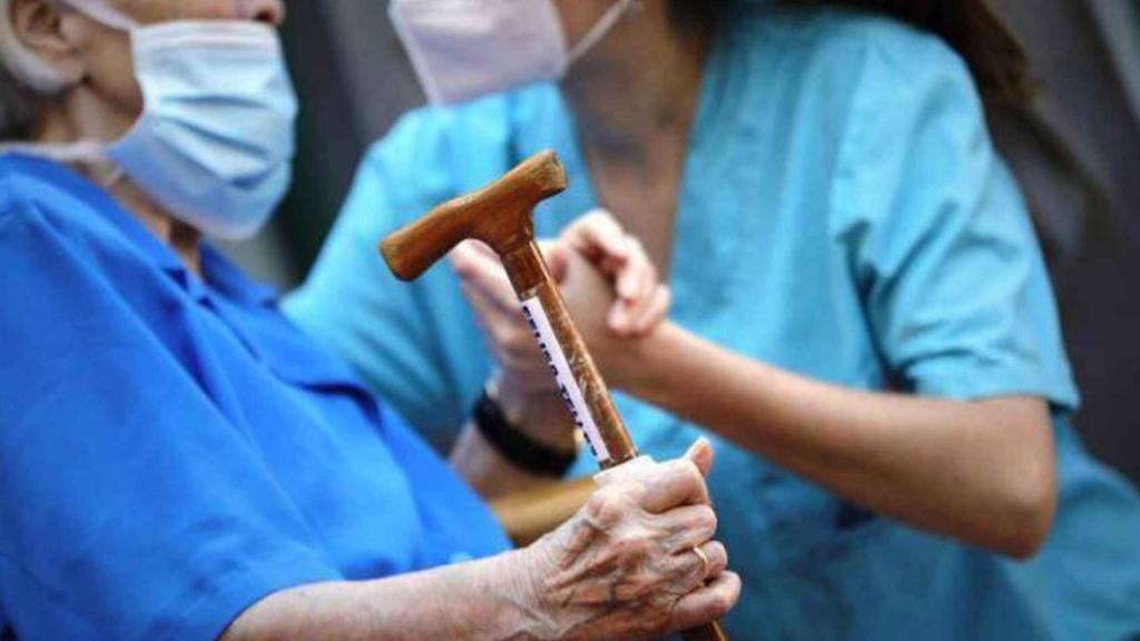 Imagen de archivo de una persona mayor atendida en una residencia