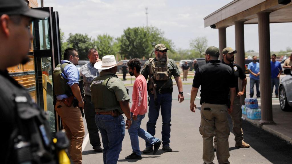La policía acordona la zona mientras saca a todos los alumnos del colegio.