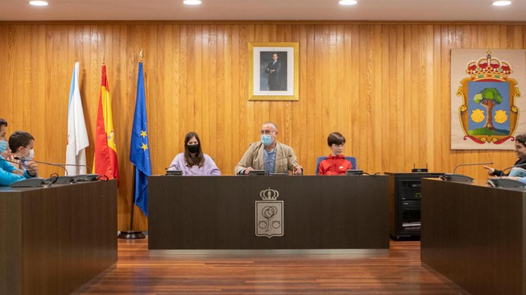 Alumnos de sexto de primaria en el pleno del Concello de Cambre.