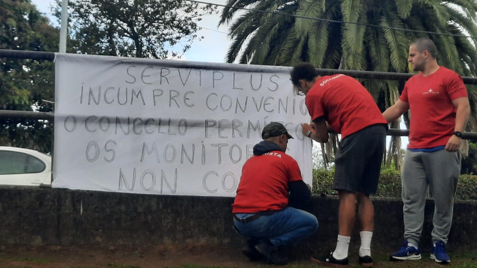 Colocación de pancarta reivindicativa. Foto: Cedida.