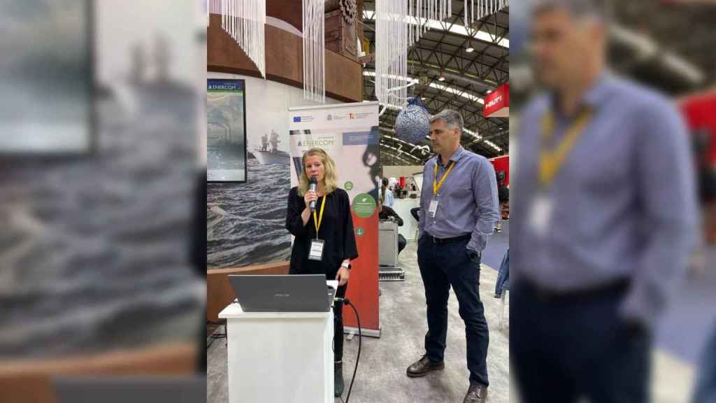 Oihane Cabezas (centro tecnológico AZTI) y Javier Valero de Opromar, en la presentación del proyecto ENERCOM, en la feria Navalia 2022.