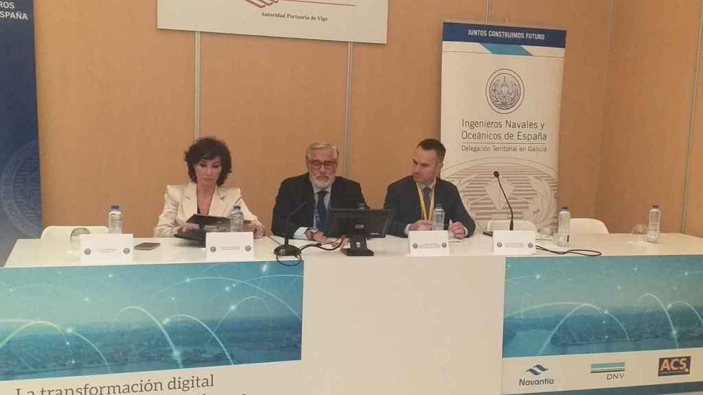 La consejera delegada de Pymar, Almudena López del Pozo; el presidente de la Asociación de Ingenieros Navales y Oceánicos, Diego Fernández; y el director del IGAPE, Fernando Guldrís, en una jornada en Navalia 2022.