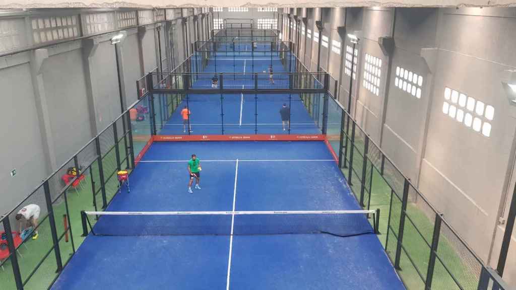 Desalojan a 100 personas por un incendio en unas pistas del pádel de Vigo