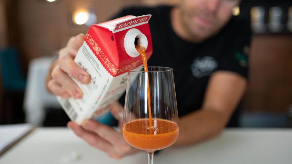 Jose Calleja, analizando el gazpacho de Dia