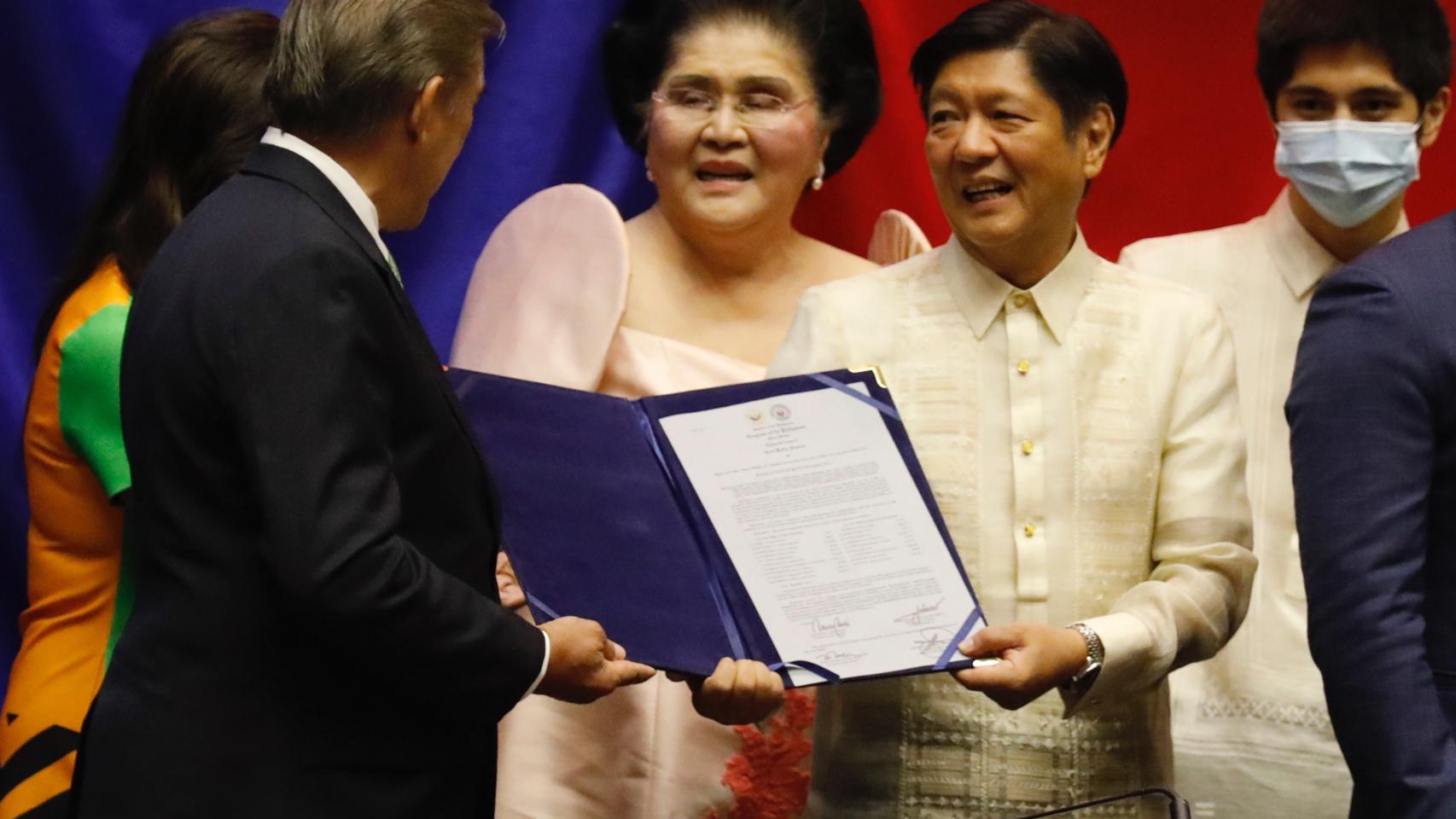Ferdinand 'Bongbong' Marcos Junior, hijo del difunto presidente Ferdinand Marcos, fue proclamado este miércoles como decimo séptimo jefe de estado de Filipinas.