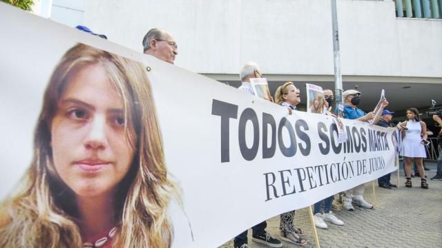 Concetración en la puerta de los juzgados con una pancarta con el rostro de Marta del Castillo.