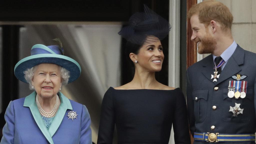 El príncipe Harry y Meghan Markle junto a Isabel II en una imagen de archivo.