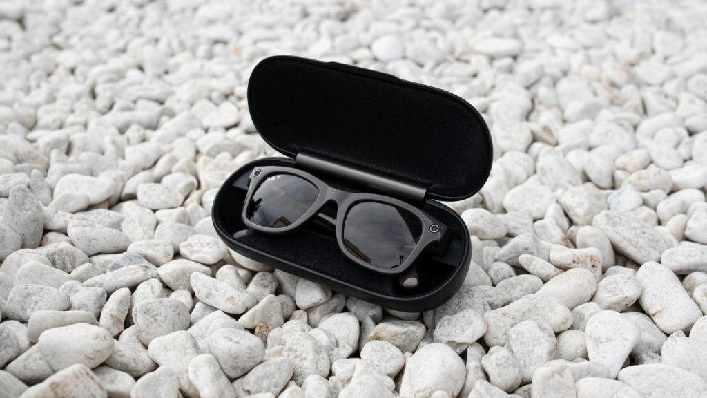 Ray-Ban Stories en su estuche de carga.